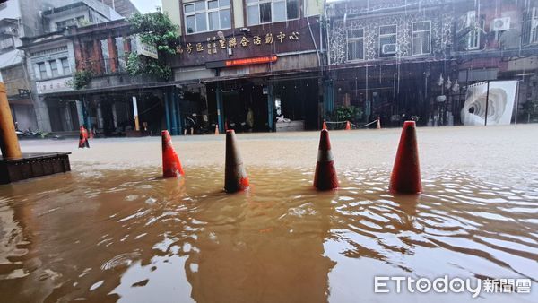 ▲山陀兒颱風瑞芳老街淹水，瑞芳老街瞬間大雨，排水不及，民眾說早上才清掃（昨晚）乾淨又淹，擔心家中淹水，民眾至活動中心領沙包回家防護▼             。（圖／記者鄭遠龍攝）