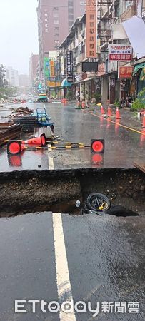 ▲▼道路工程做一半…警戒設施遭颱風吹走　高雄2騎士摔坑送醫急救。（圖／記者賴文萱翻攝）