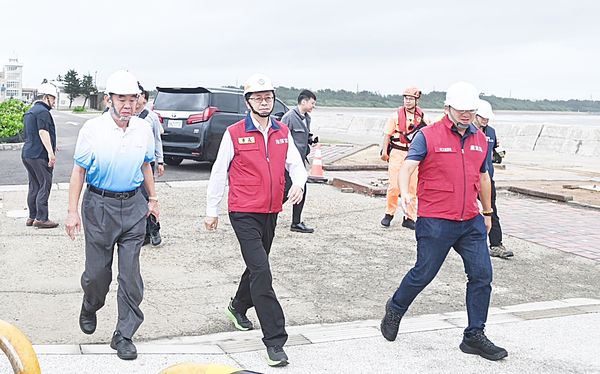 ▲桃園市長張善政今天下午視察永安漁港北堤胸牆遭颱風襲擊受損情況。（圖／市府新聞處提供）