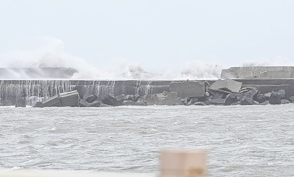 ▲永安漁港北堤胸牆遭颱風帶來巨浪襲擊潰堤約20米，下方消波塊亦有多處受損。（圖／市府新聞處提供）