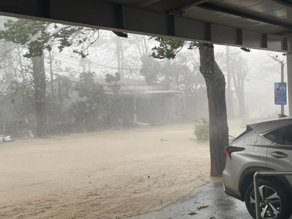 ▲▼顏永烈高雄出外景急下車避難！曝颱風天街景：變成漂漂河。（圖／翻攝自Facebook／顏永烈）