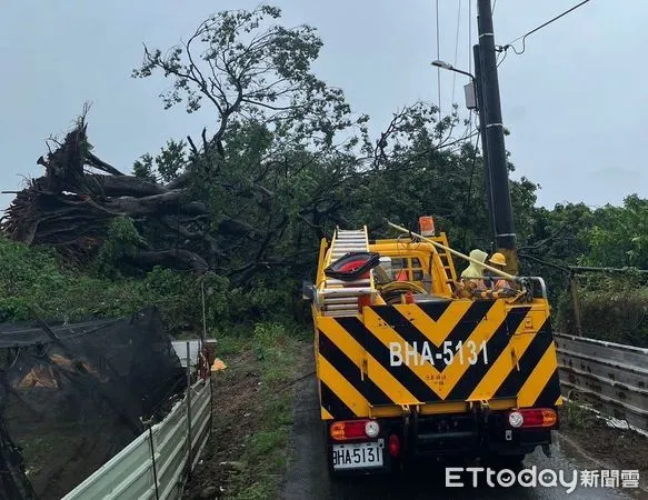 ▲山陀兒颱風3日登陸高雄，台南地區強風造成樹木倒塌及電力設備故障，颱風期間累計停電7209戶，目前尚有479戶停電，全力搶修中。（圖／記者林東良翻攝，下同）