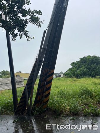 ▲山陀兒颱風3日登陸高雄，台南地區強風造成樹木倒塌及電力設備故障，颱風期間累計停電7209戶，目前尚有479戶停電，全力搶修中。（圖／記者林東良翻攝，下同）