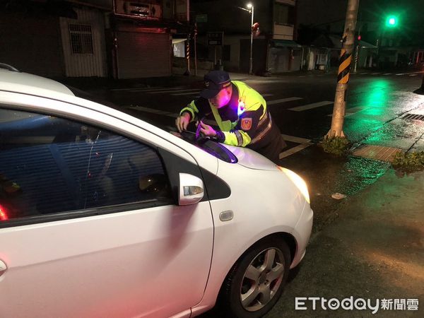 ▲民眾自小客車雨刷斷裂巧遇警方協助排除。（圖／記者楊漢聲翻攝）