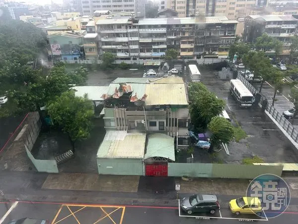 高雄市政府警察局保養二級廠鐵皮屋頂炸開花，如陸上海葵。（讀者提供）