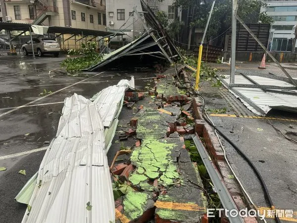 ▲▼山陀兒颱風，高雄、街頭、景象             。（圖／記者吳世龍攝）