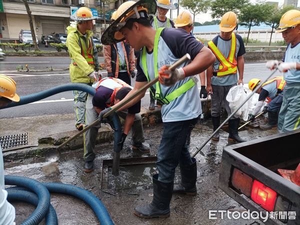 ▲基隆清潔隊颱風前積極疏通水溝。（圖／記者郭世賢翻攝）