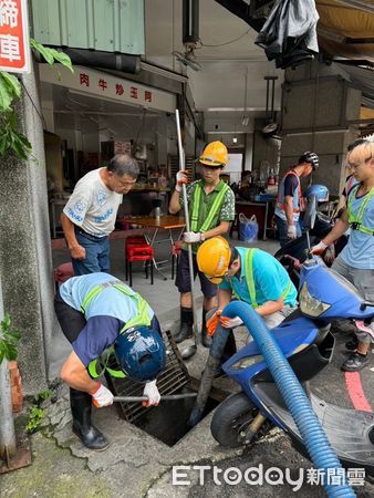 ▲基隆清潔隊颱風前積極疏通水溝。（圖／記者郭世賢翻攝）