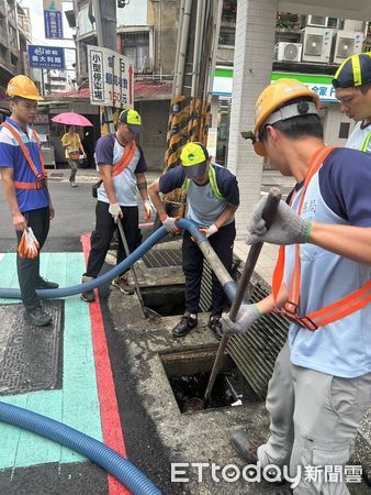 ▲基隆清潔隊颱風前積極疏通水溝。（圖／記者郭世賢翻攝）