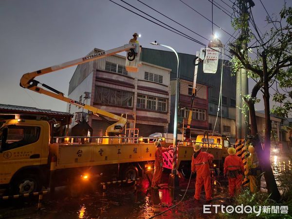 ▲▼山陀兒登陸！高雄逾十萬戶停電 台電跨區搶修拚今夜復電5成。（圖／記者賴文萱翻攝）