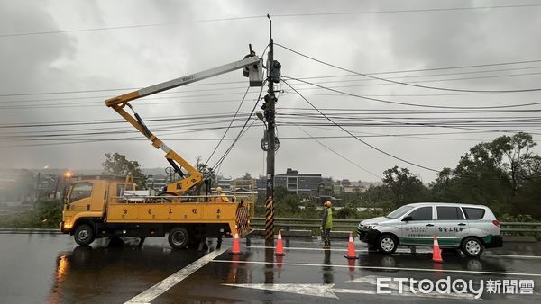 ▲▼山陀兒登陸！高雄逾十萬戶停電 台電跨區搶修拚今夜復電5成。（圖／記者賴文萱翻攝）