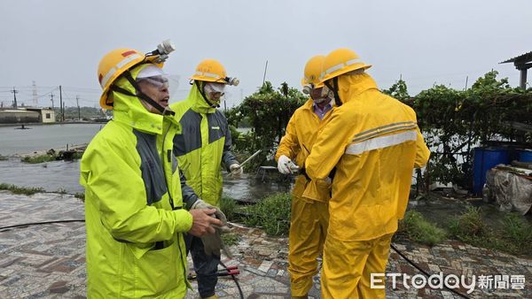 ▲▼山陀兒登陸！高雄逾十萬戶停電 台電跨區搶修拚今夜復電5成。（圖／記者賴文萱翻攝）