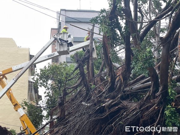 ▲▼山陀兒登陸！高雄逾十萬戶停電 台電跨區搶修拚今夜復電5成。（圖／記者賴文萱翻攝）