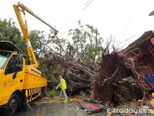 ▲▼山陀兒登陸！高雄逾十萬戶停電 台電跨區搶修拚今夜復電5成。（圖／記者賴文萱翻攝）