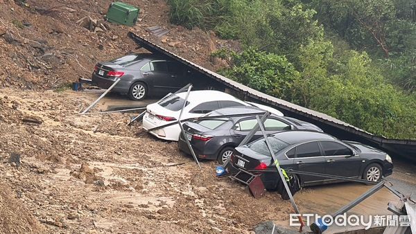 ▲▼        基隆環保局清潔大樓後方山崩     。（圖／記者郭世賢翻攝）