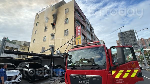 ▲華夏路民宅3樓火警，疑似是冷氣電線走火造成             。（圖／記者吳世龍攝）