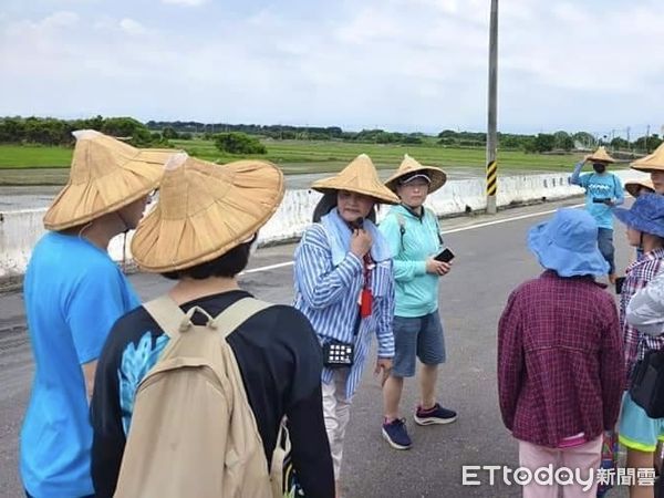 ▲58歲全職媽媽蔡維媛，個性老實內向，甚至有些社恐，直到透過多元就業開發重返職場，擔任俗女村導覽人員，展開亮麗第二人生。（圖／記者林東良翻攝，下同）