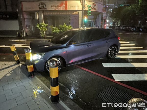 ▲▼酒駕男自撞基隆市警察局前防撞桿，監視器拍下過程。(圖／記者郭世賢翻攝）