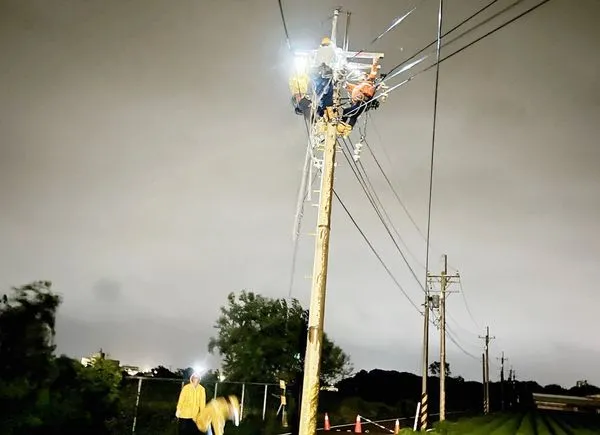 ▲山陀兒颱風。帶來強風豪雨造成桃市沿海地區多處停電，台電桃園營業處派員冒雨搶修。（圖／台電桃園營業處提供）