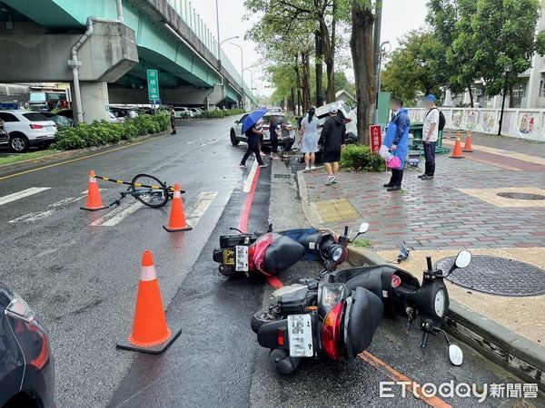 ▲竹南鎮照南國小旁發生休旅車暴衝事故，釀成5人輕傷。（圖／記者楊永盛翻攝）