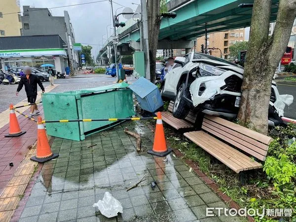 ▲竹南鎮照南國小旁發生休旅車暴衝事故，釀成5人輕傷。（圖／記者楊永盛翻攝）