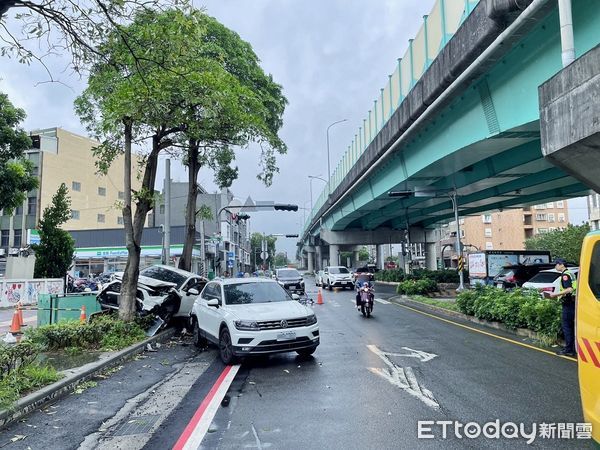 ▲竹南鎮照南國小旁發生休旅車暴衝事故，釀成5人輕傷。（圖／記者楊永盛翻攝）