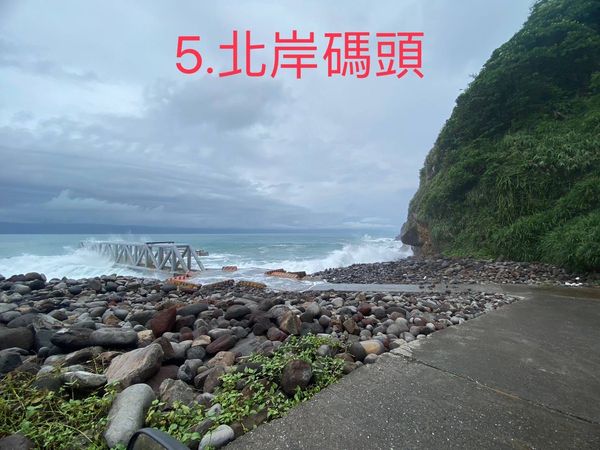 ▲▼山陀兒颱風挾帶的風雨肆虐龜山島，島上的普陀巖外的空地是出現汪汪一片。而島的南北岸臨時碼頭均有淤積堵住通道等災害及設施步道淹水未退等災情。（圖／東北角及宜蘭海岸國家風景區管理處提供，下同）