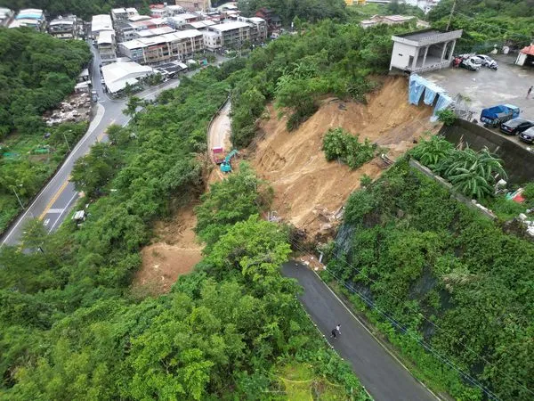 ▲▼             新北市瑞芳區瑞濱路的原住民部落「阿美家園」聯外道路中斷。（圖／翻攝自記者爆料網）