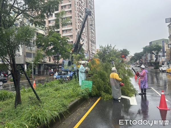 ▲颱風期間造成零星路樹倒伏、廣告招牌掉落、路面凹陷等情況，台南市工務局獲報後，立即出動人車到場排除，修補道路，迅速復原市容環境，確保市民安全。（圖／記者林東良翻攝，下同）