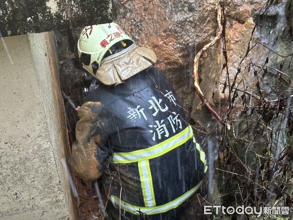 ▲野柳擋土牆位移，1男遭夾困，目前正在搶救中。（圖／記者郭世賢翻攝，下同）