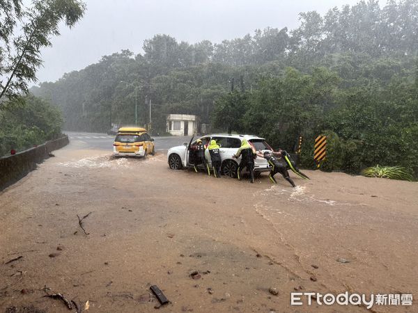 ▲▼新北金山地區降下豪大雨，陽金公路多處積水，一名女駕駛車輛拋錨受困。（圖／記者陸運陞翻攝）