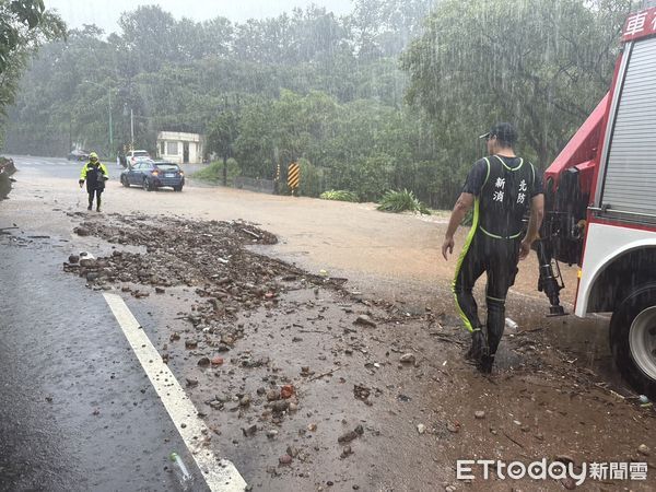 ▲▼新北金山地區降下豪大雨，陽金公路多處積水，一名女駕駛車輛拋錨受困。（圖／記者陸運陞翻攝）