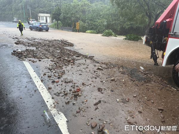 ▲▼新北金山地區降下豪大雨，陽金公路多處積水，一名女駕駛車輛拋錨受困。（圖／記者陸運陞翻攝）