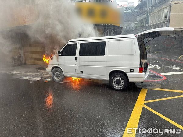 ▲▼  鳳小岳露營車起火燃燒           。（圖／記者戴上容翻攝）