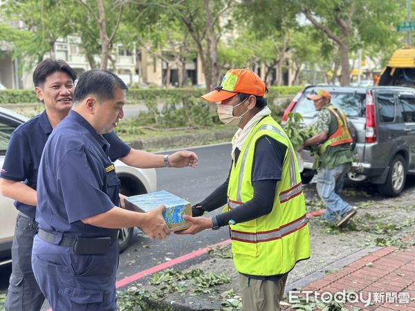 ▲▼山陀兒颱風侵襲全台，造成市區多處路樹傾倒，道路通行受阻。三民一分局員警守護家園不停歇堅守崗位，並且協同國軍弟兄、環保清潔兄弟姐妹投入市容復原。（圖／記者吳世龍翻攝）