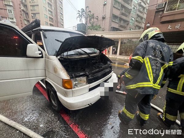 ▲▼ 鳳小岳改裝露營車，行進中突然起火燃燒，所幸鳳小月和太太兩人安全脫逃            。（圖／記者戴上容翻攝）