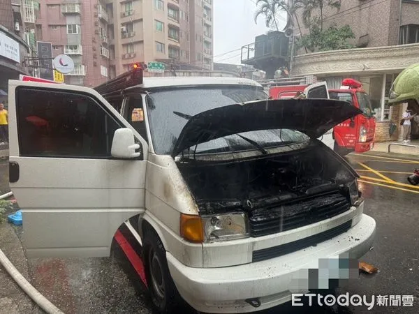 ▲▼ 鳳小岳改裝露營車，行進中突然起火燃燒，所幸鳳小月和太太兩人安全脫逃            。（圖／記者戴上容翻攝）