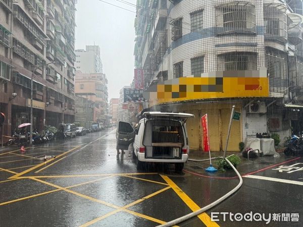 ▲▼ 鳳小岳改裝露營車，行進中突然起火燃燒，所幸鳳小月和太太兩人安全脫逃            。（圖／記者戴上容翻攝）