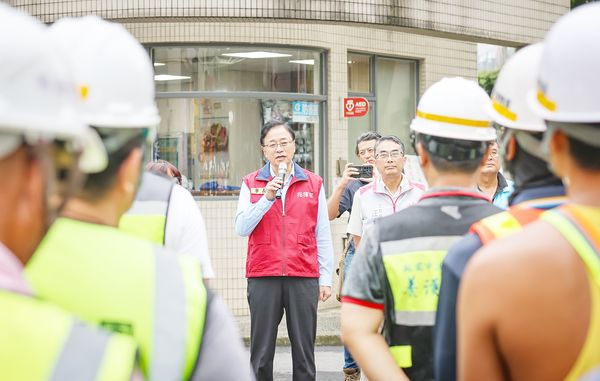 ▲山陀兒颱風重創高雄市，桃園市長張善政決定派出養工處人員南下馳援，今天中午出發前特別趕往勉勵致意。（圖／市府新聞處提供）