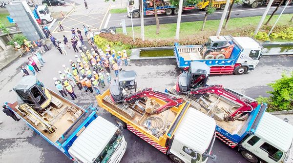 ▲桃園市養工處馳援高雄市，總計出動14車、34人。（圖／市府新聞處提供）