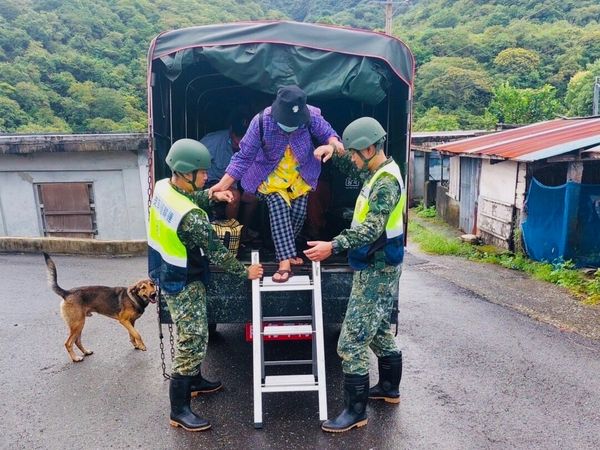 ▲▼二支部官兵今（4日）颱風警報解除後，立即前往豐濱鄉等地區協助村民安全返家。（圖／國防部提供）