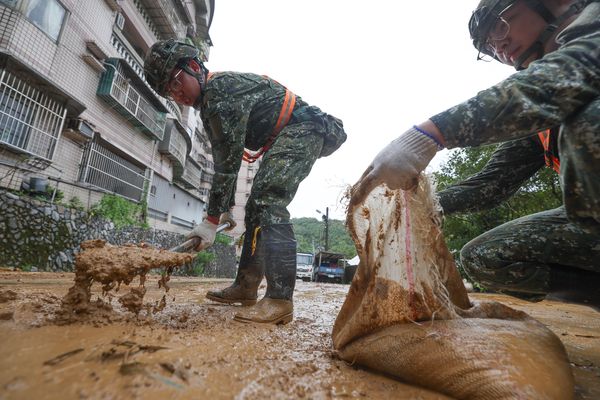 ▲▼國防部第三作戰區配合基隆市信義、中正、仁愛區公所及新北市瑞芳區公所兵力申請，派遣兵力計172員，執行土石及道路清淤等任務。（圖／國防部提供）