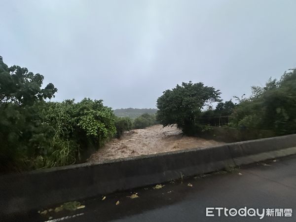 ▲▼淡水山區4里淹水，約400居民受困。（圖／記者戴上容翻攝）