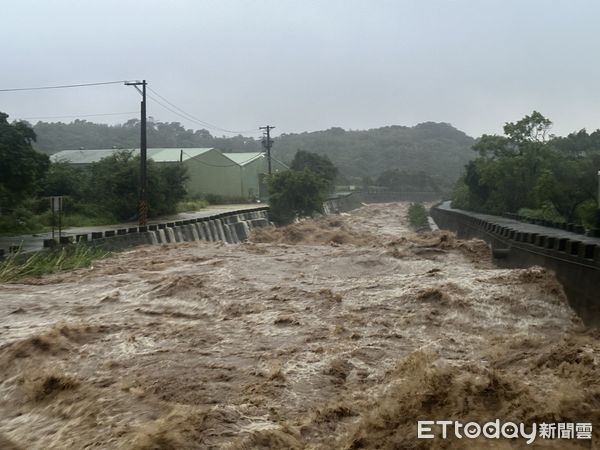 ▲▼淡水山區4里淹水，約400居民受困。（圖／記者戴上容翻攝）