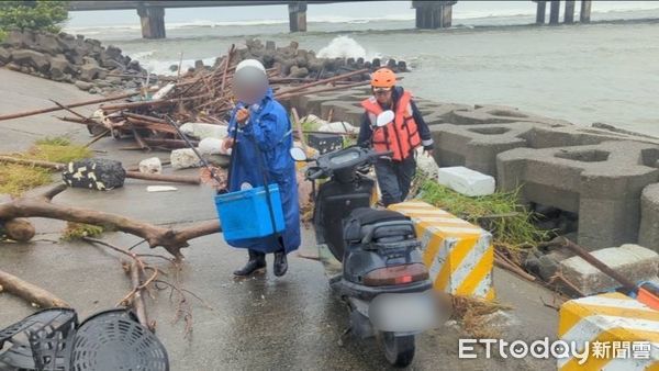 ▲海巡署南部分署第11岸巡隊此次針對「山陀兒」颱風警報發布期間，派遣人車針對「觀夕平台」、「月牙灣」、「黃金海岸」及「海岸光廊」等熱門遊憩區域，勸離及宣導民眾切勿到海邊觀浪、戲水、釣魚或從事其他冒險活動。（圖／記者林東良翻攝，下同）