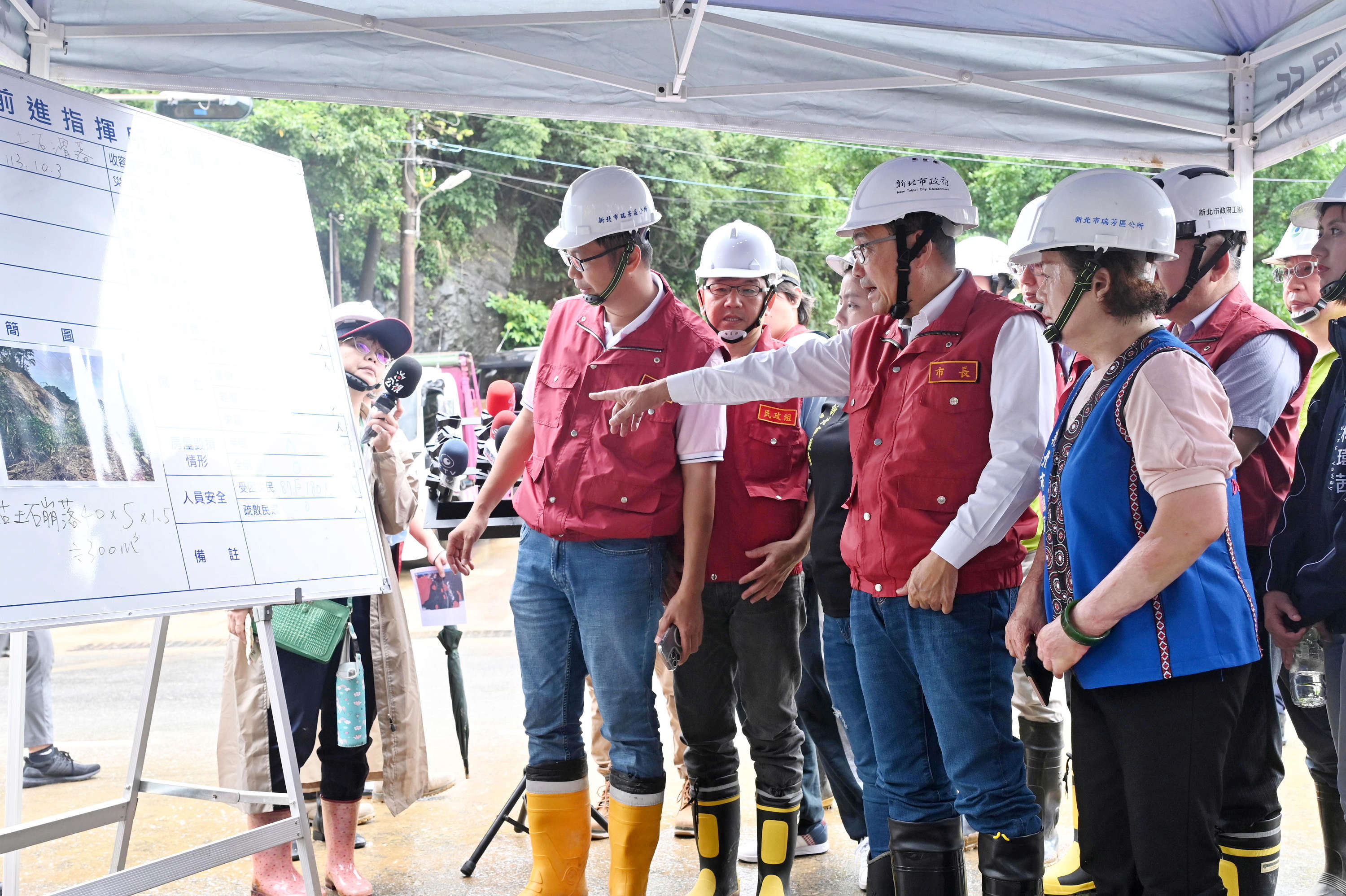 ▲侯友宜視察瑞芳道路搶修進度。（圖／新北市社會局提供）