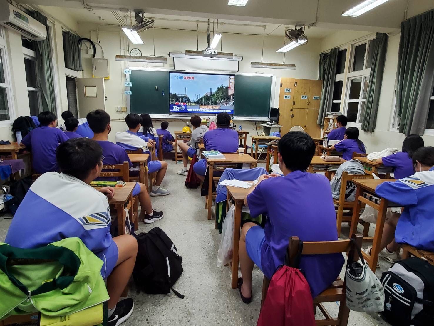 ▲▼北海岸暴雨導致金山4校92師生留宿學校，但今早已經全數返家。（圖／新北教育局）