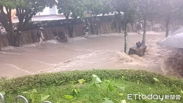 ▲▼朱銘美術館受到暴雨影響，館內淹水嚴重。（圖／記者郭世賢翻攝）