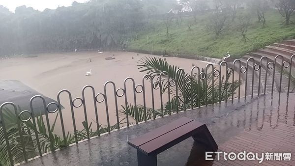 ▲▼朱銘美術館受到暴雨影響，館內淹水嚴重。（圖／記者郭世賢翻攝）