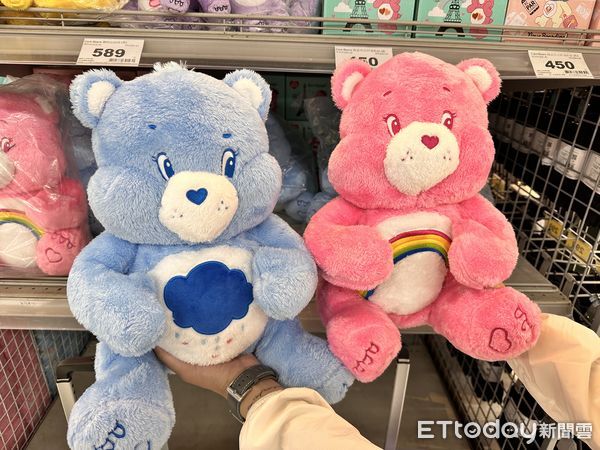 ▲▼家樂福獨家聯名「Care Bears歡樂熊」，推出超療癒周邊加價購，還有獨家限量福袋。（圖／記者林育綾攝）